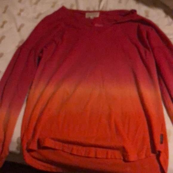 I’m selling a long sleeve sweatshirt - Picture 1 of 2